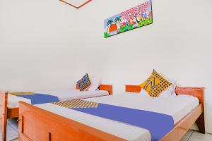 Postel nebo postele na pokoji v ubytování OYO Life 2638 Hotel Raya
