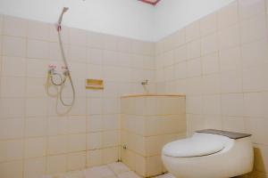 Koupelna v ubytování OYO Life 2638 Hotel Raya