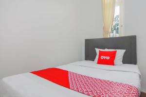Postel nebo postele na pokoji v ubytování Super OYO Capital O 90342 Kemang Garden