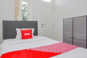 Postel nebo postele na pokoji v ubytování Super OYO Capital O 90342 Kemang Garden