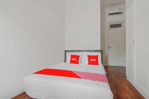 Postel nebo postele na pokoji v ubytování Super OYO Capital O 90342 Kemang Garden