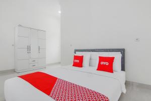 Postel nebo postele na pokoji v ubytování Super OYO Capital O 90342 Kemang Garden + 37 fotografií