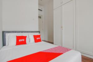 Postel nebo postele na pokoji v ubytování Super OYO Capital O 90342 Kemang Garden