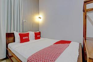 Postel nebo postele na pokoji v ubytování OYO Life 92686 Lanaya Guesthouse Syariah
