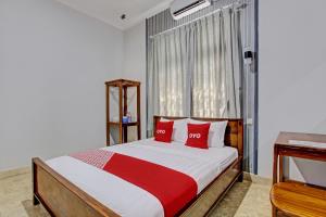 Postel nebo postele na pokoji v ubytování OYO Life 92686 Lanaya Guesthouse Syariah
