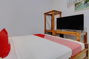 TV a/nebo společenská místnost v ubytování OYO Life 92686 Lanaya Guesthouse Syariah