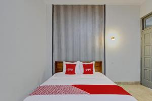 Postel nebo postele na pokoji v ubytování OYO Life 92686 Lanaya Guesthouse Syariah