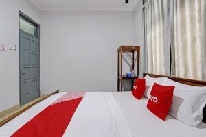 Postel nebo postele na pokoji v ubytování OYO Life 92686 Lanaya Guesthouse Syariah