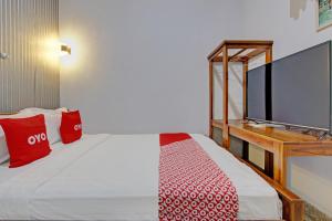 Postel nebo postele na pokoji v ubytování OYO Life 92686 Lanaya Guesthouse Syariah + 23 fotografií