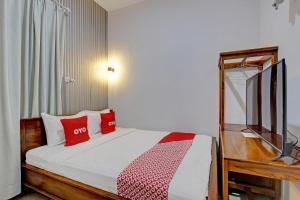 Postel nebo postele na pokoji v ubytování OYO Life 92686 Lanaya Guesthouse Syariah