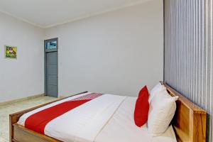 Postel nebo postele na pokoji v ubytování OYO Life 92686 Lanaya Guesthouse Syariah