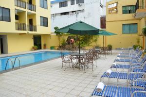 Swimming pool sa o malapit sa Hotel Continental Park