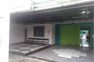 Habitación con puerta verde en un edificio en Hotel O Gardenia Boarding House, en Purwokerto 17 fotos más