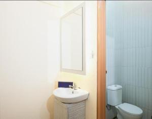 Ванная комната в Hotel O Jatibening Residence Syariah