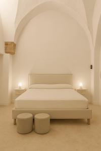 Una cama o camas en una habitación de Palazzo Boccaccio 41 fotos más