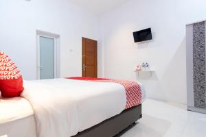 Postel nebo postele na pokoji v ubytování Super OYO 839 Royal Guest House