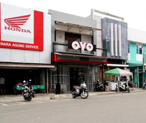 Fotografie z fotogalerie ubytování OYO 1191 Monalisa Residence And Cafe v destinaci Padang