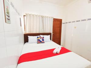 Cama o camas de una habitación en Hotel O Mahveen Suhat Homestay 15 fotos más