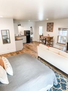 a living room with a white couch and a kitchen at New Studio Apt w KING Bed 1mi to Columbias Sq in Columbia