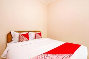 Postel nebo postele na pokoji v ubytování OYO 3252 Lansano Residence Syariah