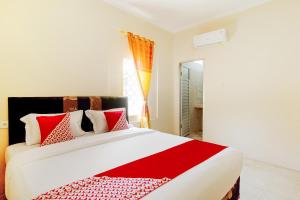 Postel nebo postele na pokoji v ubytování OYO 3252 Lansano Residence Syariah