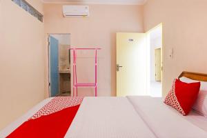 Postel nebo postele na pokoji v ubytování OYO 3252 Lansano Residence Syariah
