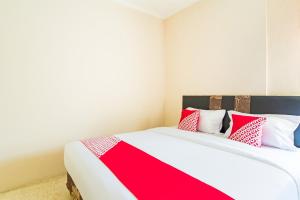 Postel nebo postele na pokoji v ubytování OYO 3252 Lansano Residence Syariah