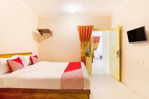 Postel nebo postele na pokoji v ubytování OYO 3252 Lansano Residence Syariah