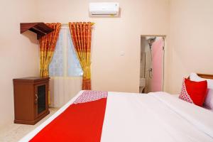 Postel nebo postele na pokoji v ubytování OYO 3252 Lansano Residence Syariah
