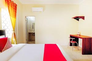 Postel nebo postele na pokoji v ubytování OYO 3252 Lansano Residence Syariah