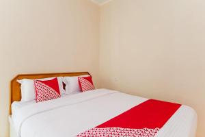 Postel nebo postele na pokoji v ubytování OYO 3252 Lansano Residence Syariah