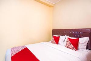 Postel nebo postele na pokoji v ubytování OYO 3252 Lansano Residence Syariah