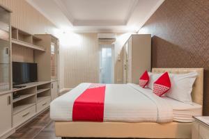 Postel nebo postele na pokoji v ubytování Super OYO Capital O 371 Kwitang Guest House