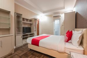 Postel nebo postele na pokoji v ubytování Super OYO Capital O 371 Kwitang Guest House