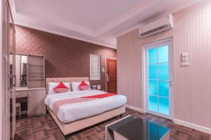 Postel nebo postele na pokoji v ubytování Super OYO Capital O 371 Kwitang Guest House + 19 fotografií