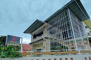 un bâtiment avec une grande cage blanche dessus dans l'établissement Hotel O Callista Homestay Near RSUD Prof. Dr. H. M. Anwar Makkatutu, à Bonthain