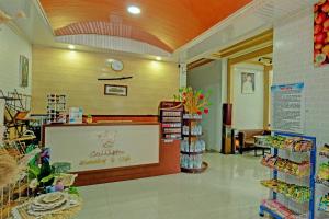 un magasin avec un comptoir dans une épicerie dans l'établissement Hotel O Callista Homestay Near RSUD Prof. Dr. H. M. Anwar Makkatutu, à Bonthain