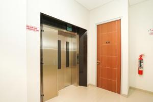 Fotografie z fotogalerie ubytování Super OYO Capital O 614 Graha 8 Syariah v destinaci Surabaja