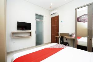 Postel nebo postele na pokoji v ubytování Super OYO Capital O 614 Graha 8 Syariah