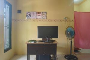 Μια τηλεόραση ή/και κέντρο ψυχαγωγίας στο Hotel O Wisma Ribas Syariah