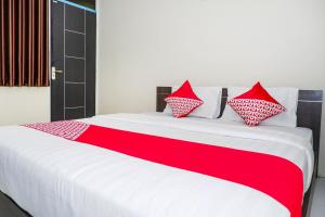 Postel nebo postele na pokoji v ubytování OYO 1217 Candi Residence