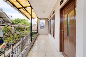 Ein Balkon oder eine Terrasse in der Unterkunft OYO Life 90701 Kost Syariah Deris