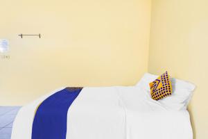 Ein Bett oder Betten in einem Zimmer der Unterkunft OYO Life 90701 Kost Syariah Deris