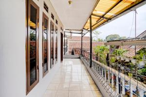 Ein Balkon oder eine Terrasse in der Unterkunft OYO Life 90701 Kost Syariah Deris