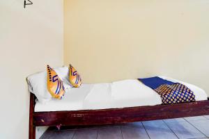 ein weißes Sofa in einem Zimmer mit Kissen darauf in der Unterkunft OYO Life 90701 Kost Syariah Deris in Sumedang + 22 Fotos
