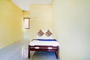 Ein Bett oder Betten in einem Zimmer der Unterkunft OYO Life 90701 Kost Syariah Deris