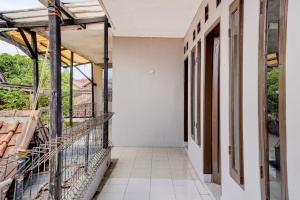 Ein Balkon oder eine Terrasse in der Unterkunft OYO Life 90701 Kost Syariah Deris