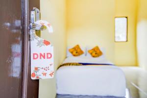 Ein Bett oder Betten in einem Zimmer der Unterkunft OYO Life 90701 Kost Syariah Deris