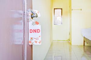 eine Tür mit einem DND-Schild in einem Raum in der Unterkunft OYO Life 90701 Kost Syariah Deris in Sumedang