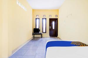 Ein Bett oder Betten in einem Zimmer der Unterkunft OYO Life 90701 Kost Syariah Deris